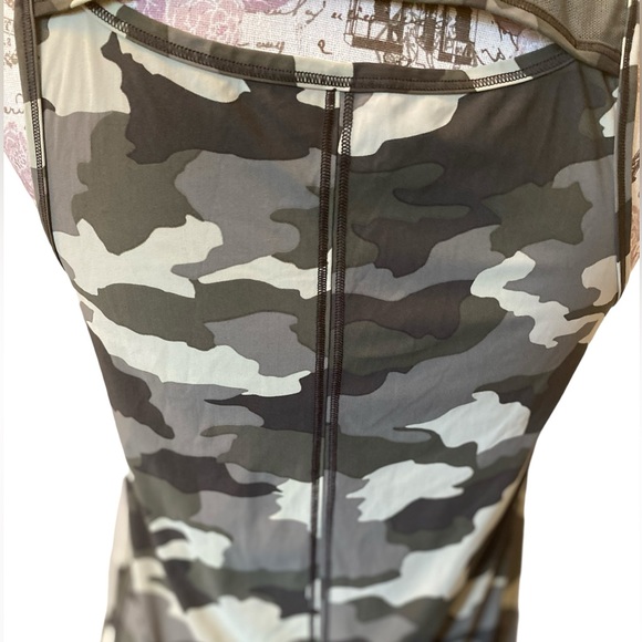 Authentic LULULEMON SCULPT TANK, CAMO CRISPIN GREEN/OLIVE - Picture 7 of 8